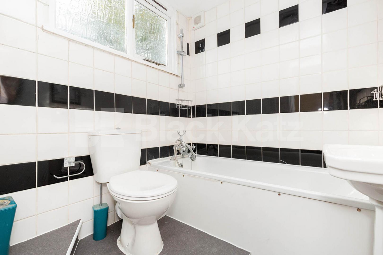 Newly decorated property set on the second floor of a large period house Calthorpe Street , Kings Cross / Russell Square